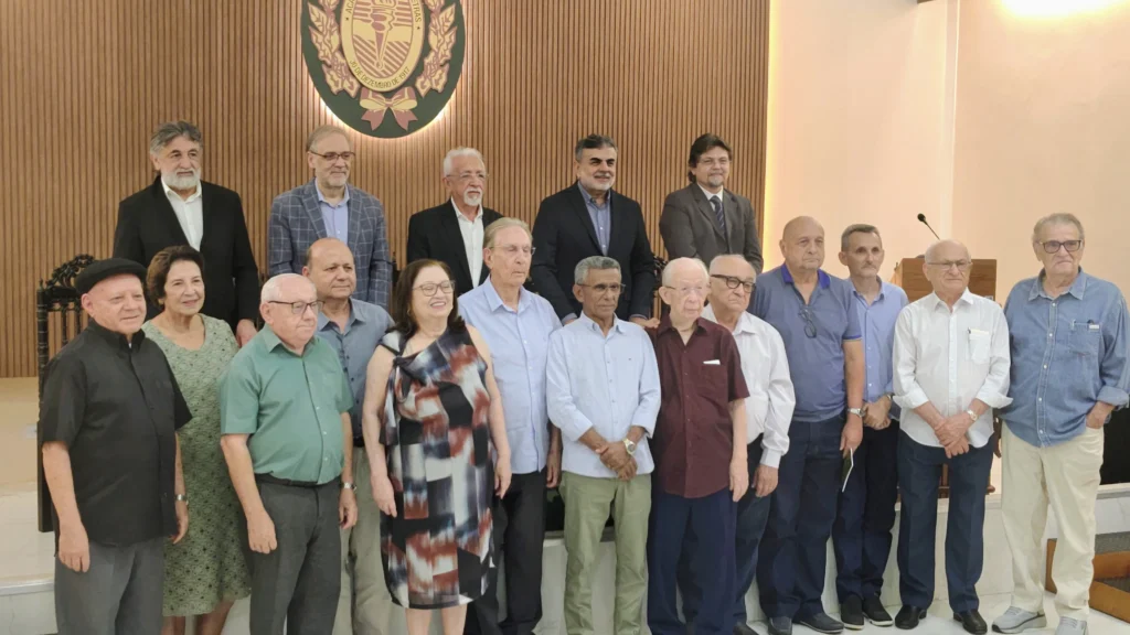 Presidente da Academia de Medicina destaca diálogo, cultura e arte durante palestra de Marco Lucchesi na APL