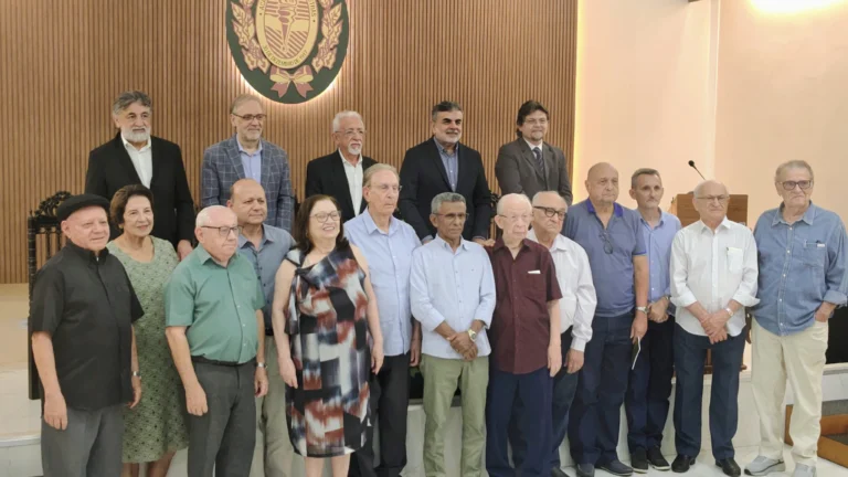 Presidente da Academia de Medicina destaca diálogo, cultura e arte durante palestra de Marco Lucchesi na APL